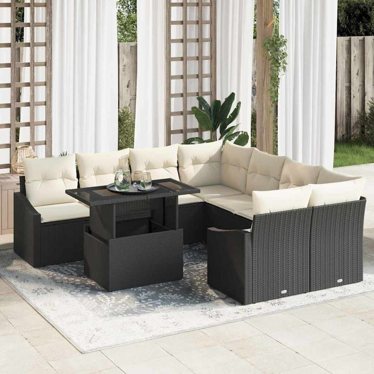 Outdoor-Ecksofa mit cremefarbenen Kissen und einem schwarzen Tisch. Ein Teppich, Vorhänge und ein hölzernes Spalier vervollständigen die Terrasse.