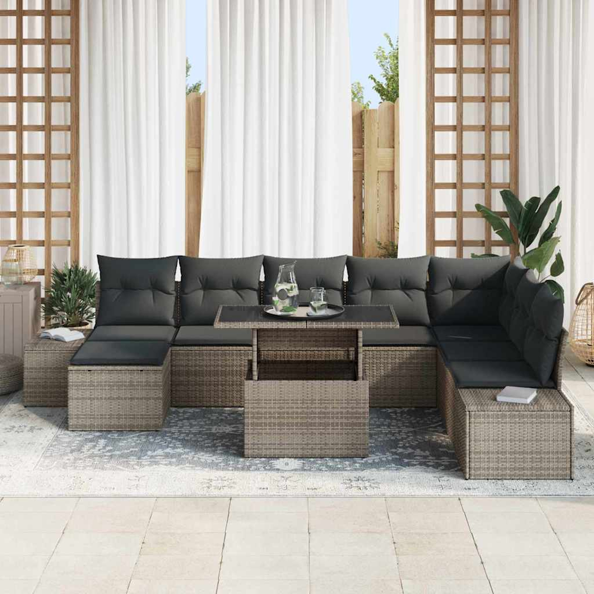 Outdoor-Ecksofa mit grauen Kissen und einem Tisch. Weiße Vorhänge und Holzgitter im Hintergrund.