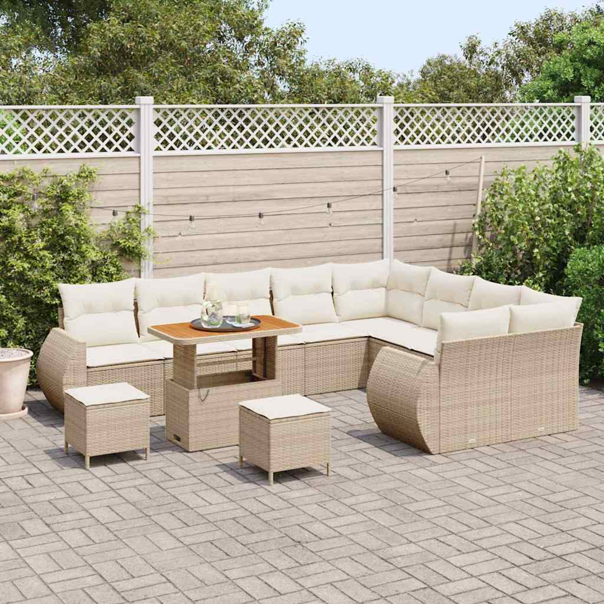 Juego de patio exterior con muebles de mimbre beige, cojines color crema y una mesa de madera sobre un patio de ladrillos.