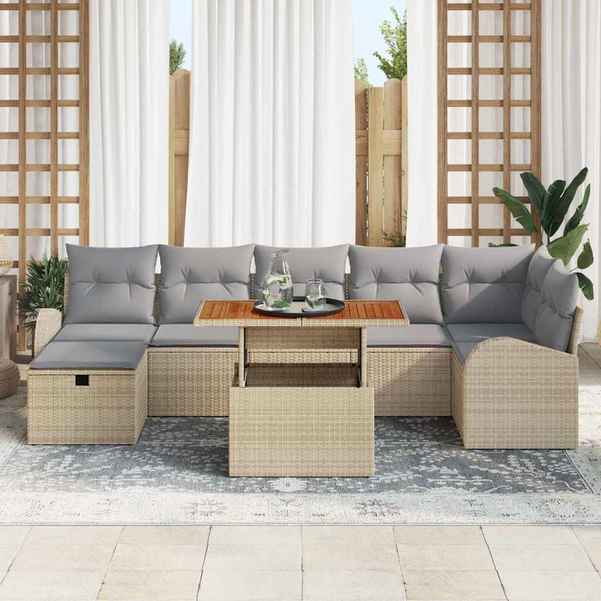 Outdoor-Ecksofa mit grauen Kissen, einem Holztisch mit Wasserkrug und Gläsern und weißen Vorhängen im Hintergrund.
