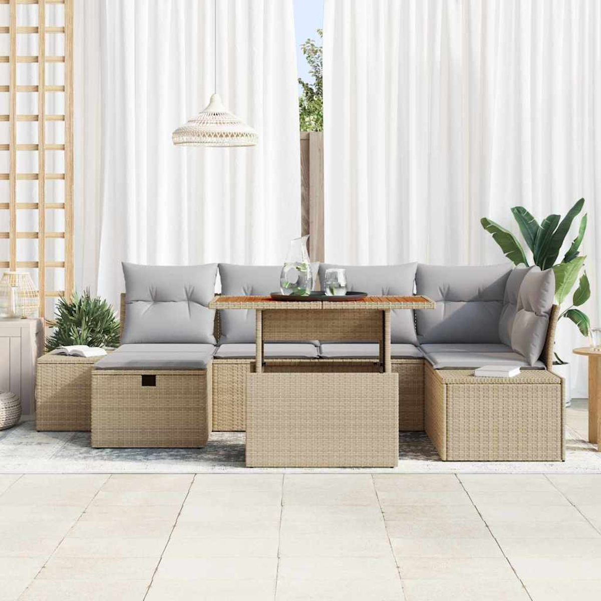 Outdoor-Korbmöbelset mit grauen Kissen. Mit Tisch mit Glas und Hängelampe. Vorhänge im Hintergrund.