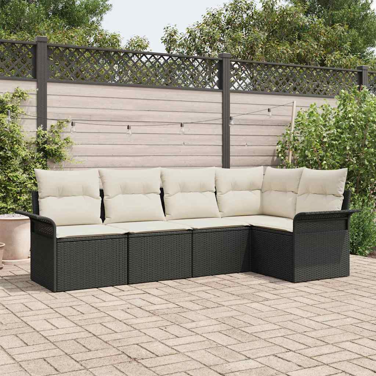 Outdoor-Ecksofa mit beigen Kissen auf einer Backstein-Terrasse. Im Hintergrund ein Holzzaun mit Grün und Lichterketten.
