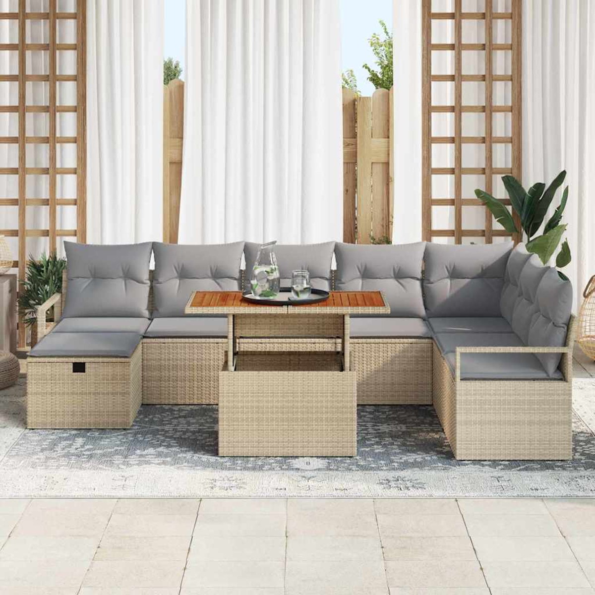 Outdoor-Ecksofa mit grauen Kissen und einem Holztisch auf einem Teppich. Hintergrund umfasst weiße Vorhänge und einen Holzzaun.