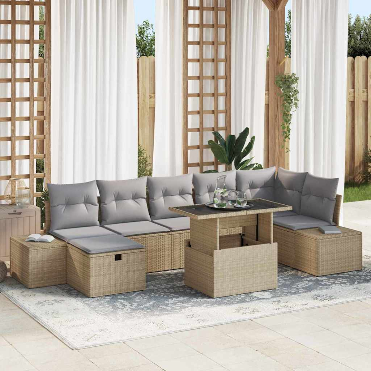 Outdoor-Terrassenset mit grauen Kissen, einem Tisch mit Hubfunktion und einem Teppich. Weiße Vorhänge und Holzgitter im Hintergrund.