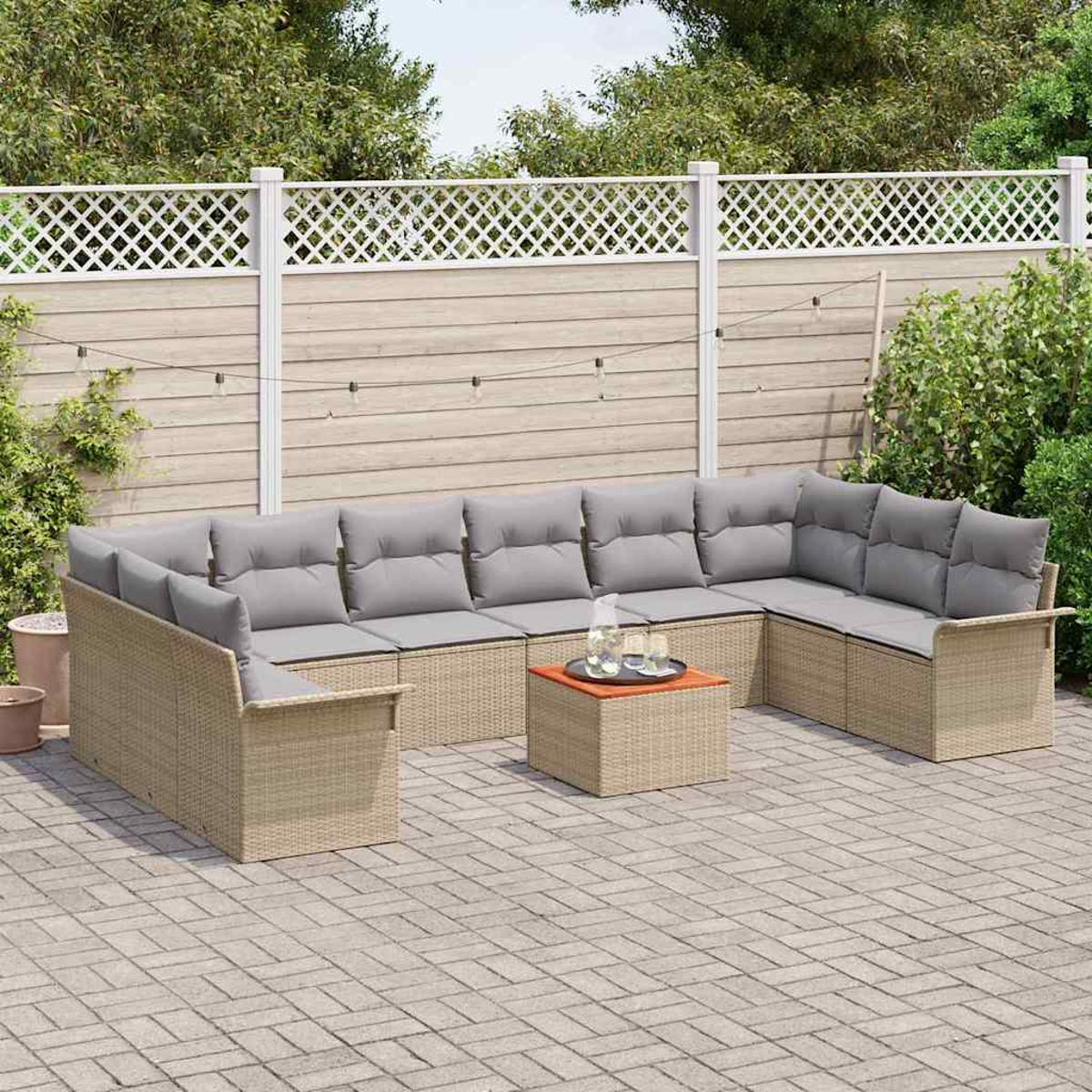 Outdoor-Ecksofa mit grauen Kissen und einem kleinen Tisch. Der Hintergrund umfasst einen weißen Zaun und grüne Pflanzen.