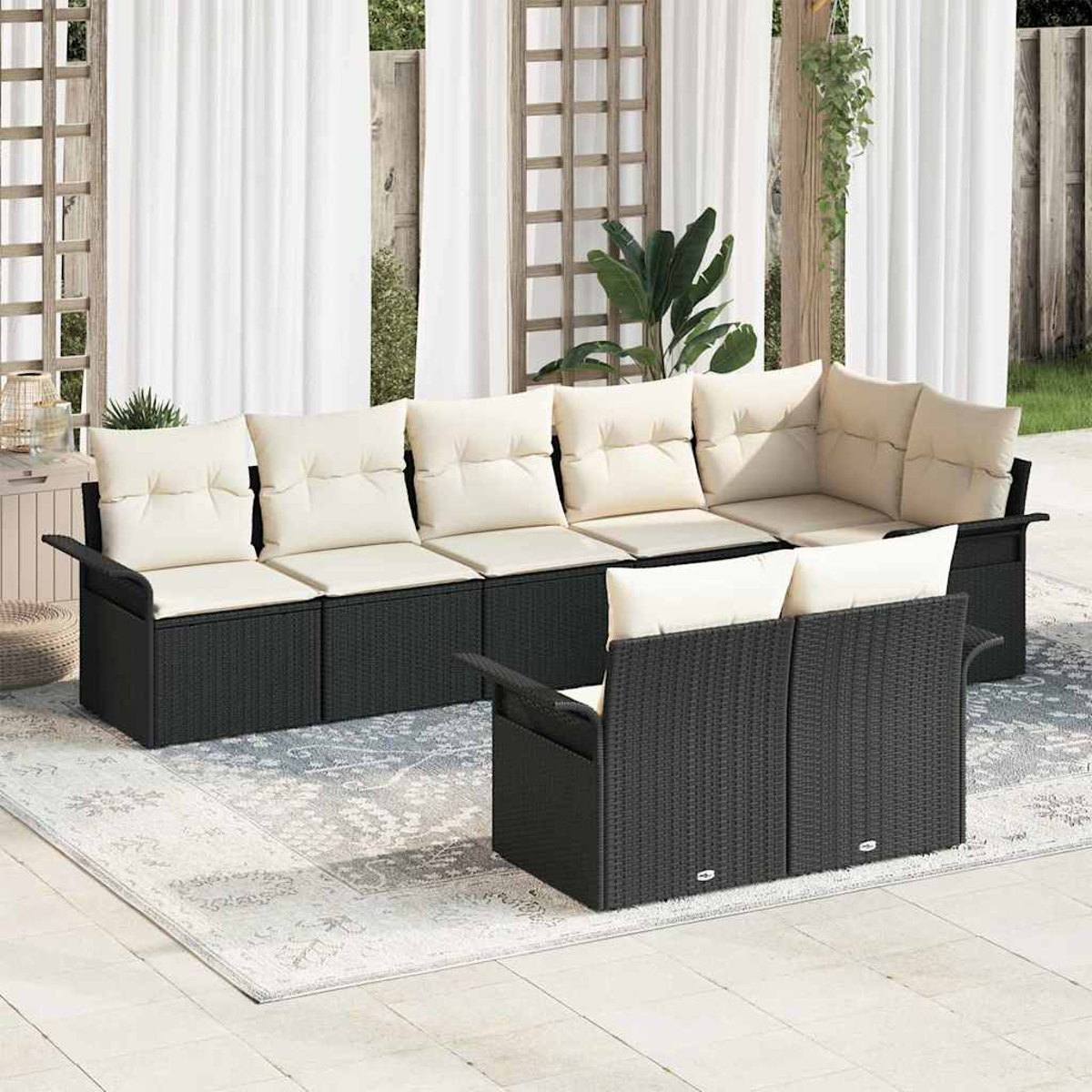 Outdoor-Ecksofa mit cremefarbenen Kissen auf einem grauen Teppich. Weiße Vorhänge und Gitter im Hintergrund.
