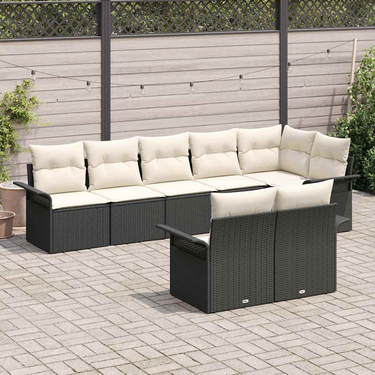 Outdoor-Sitzgruppe auf einer Terrasse. Sie hat ein dunkelgraues Korbmöbel-Ecksofa mit cremefarbenen Kissen und ein passendes Loveseat.