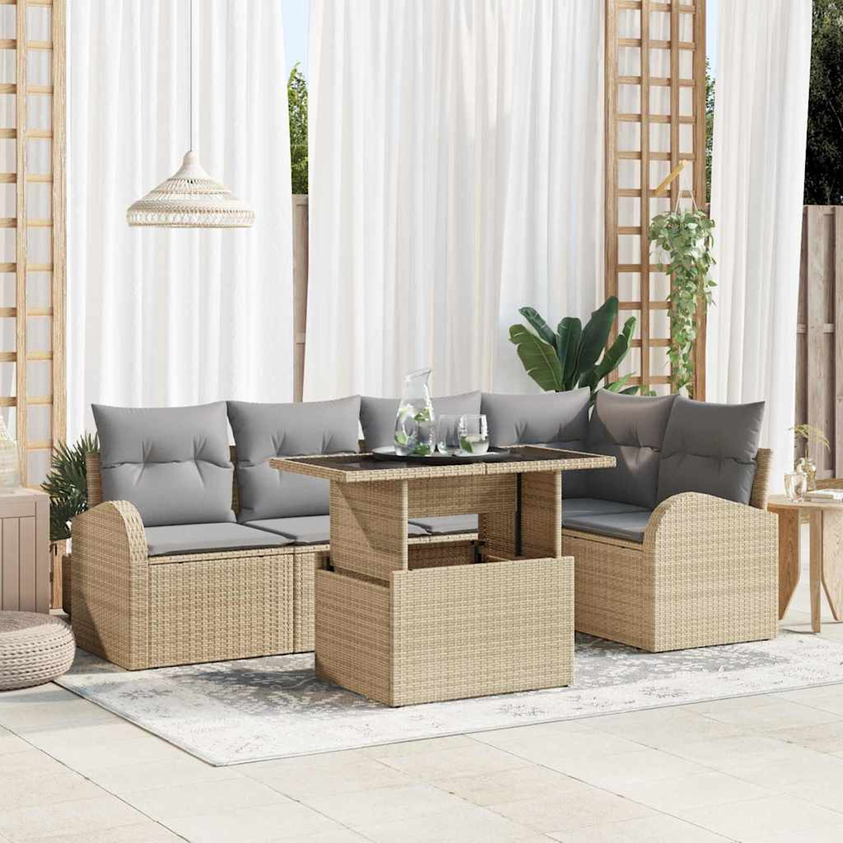 Garten-Terrassenset mit Rattanmöbeln, grauen Kissen und einem Tisch mit Hubfunktion. Weiße Vorhänge im Hintergrund. Pflanzen und Teppich vorhanden.
