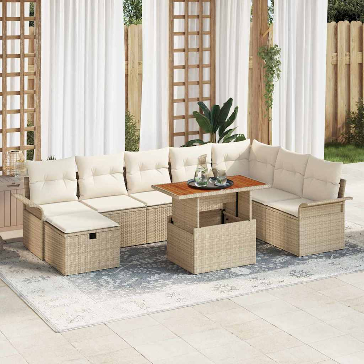 Sofá seccional exterior con cojines beige, una mesa de madera con vasos y una jarra de agua, y cortinas blancas en el fondo.