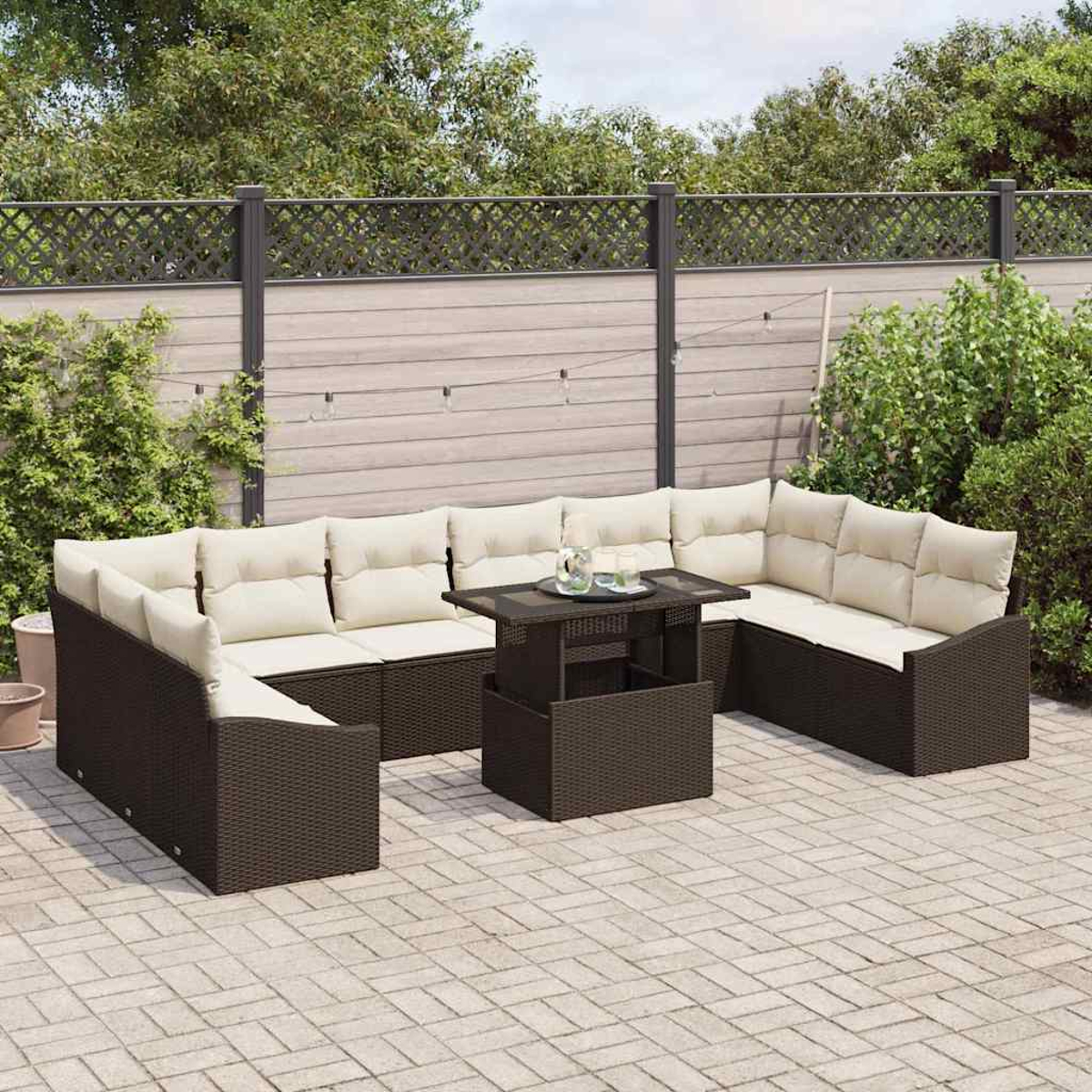 Outdoor-Ecksofa mit beigen Kissen und einem dunkelbraunen Tisch. Auf einer Steinterrasse mit Zaun und Grün im Hintergrund.
