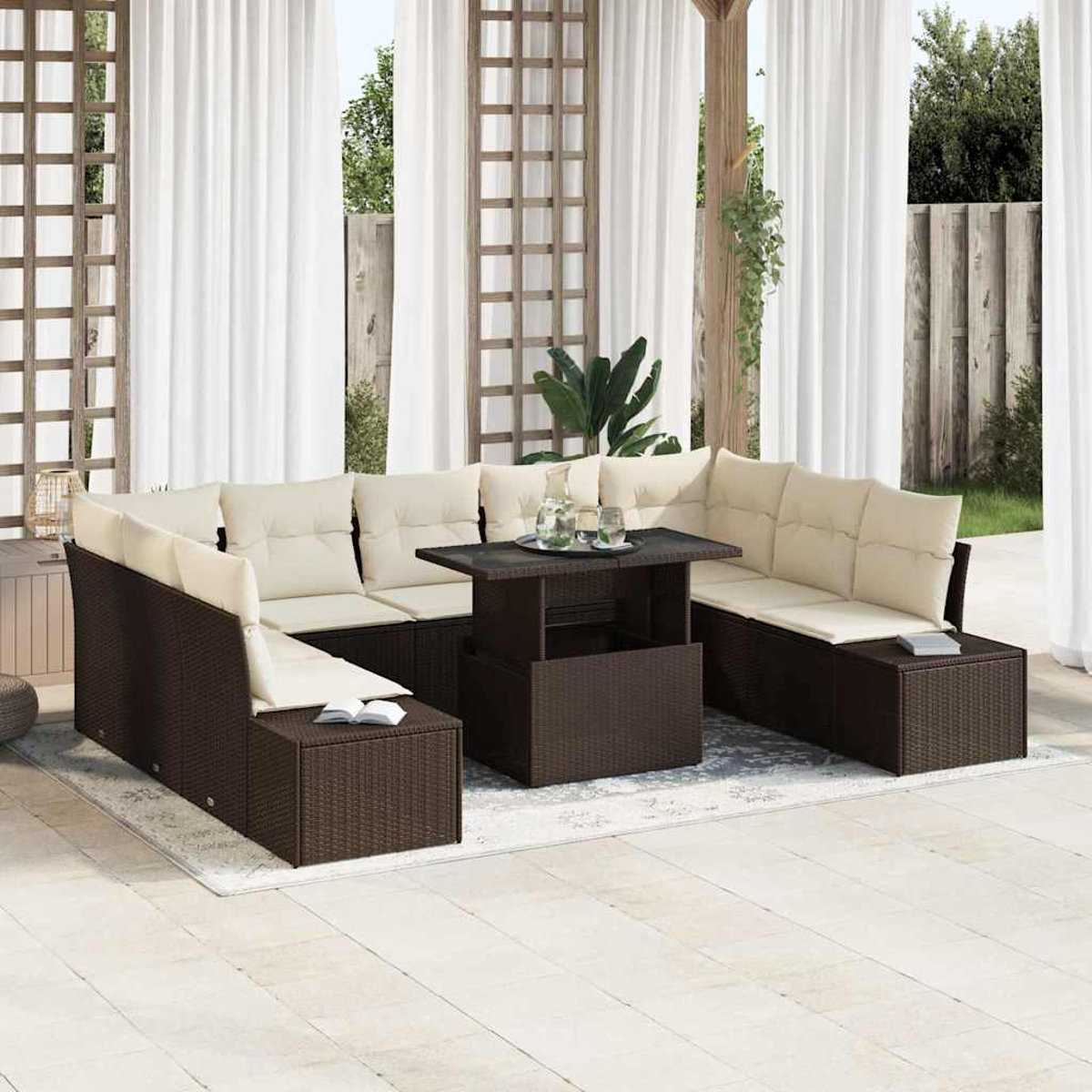 Ein Ecksofa für den Außenbereich mit beigefarbenen Kissen und einem dunkelbraunen Tisch. Transparente weiße Vorhänge und eine Holzkonstruktion im Hintergrund.