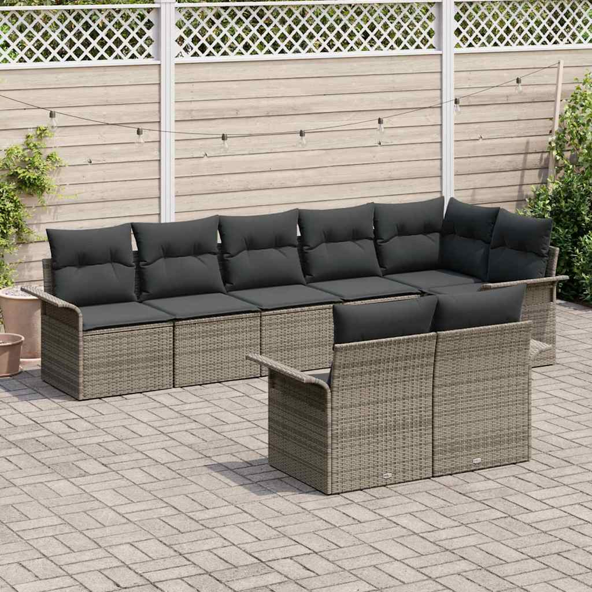 Garten-Rattansofa-Set mit grauen Kissen. Die Szene umfasst einen Holzzaun, Lichterketten und eine Ziegelterrasse.