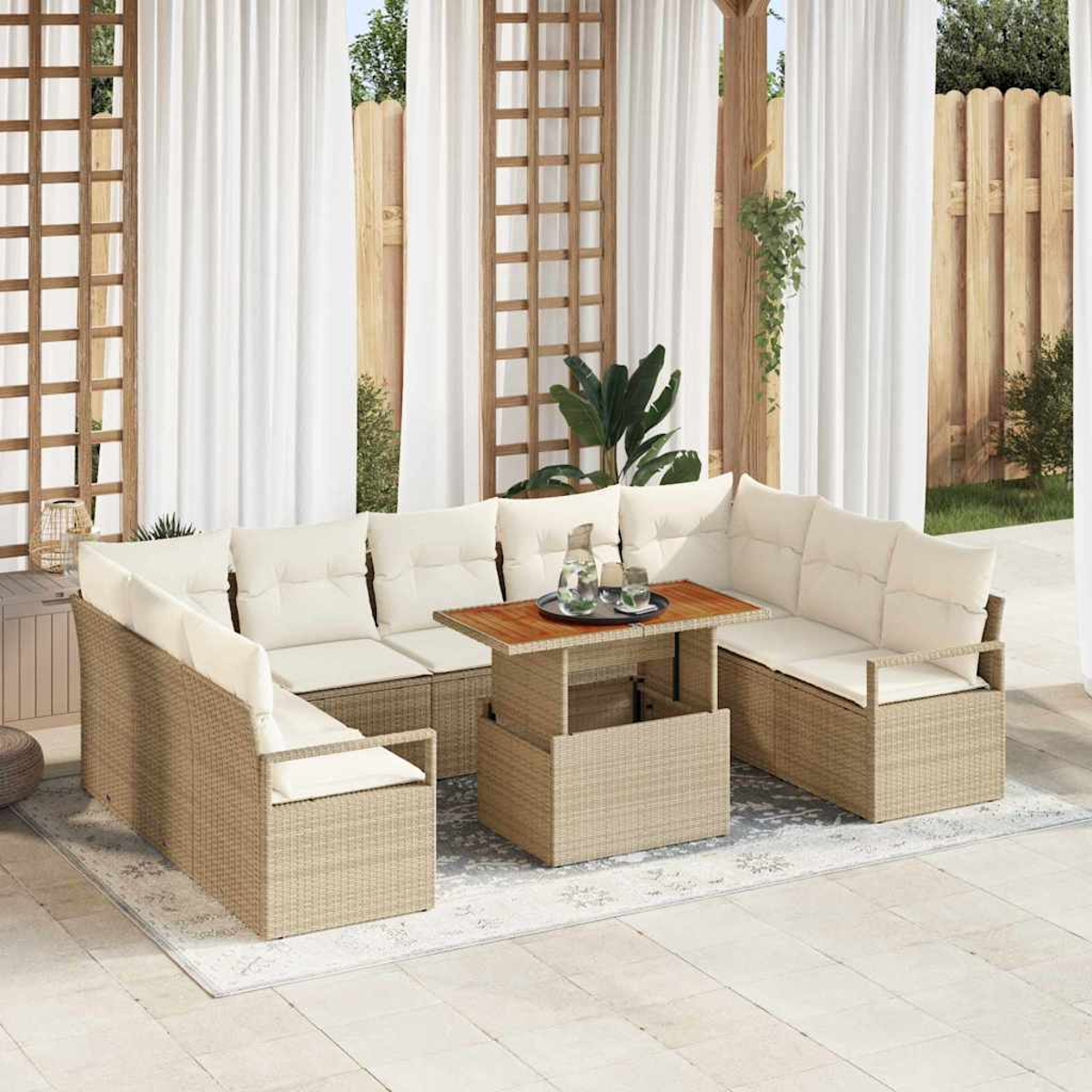 Outdoor-Terrassenset. Beigefarbenes Korbssofa mit cremefarbenen Kissen und einem Holztisch. Weiße Vorhänge und Holzgitter im Hintergrund.