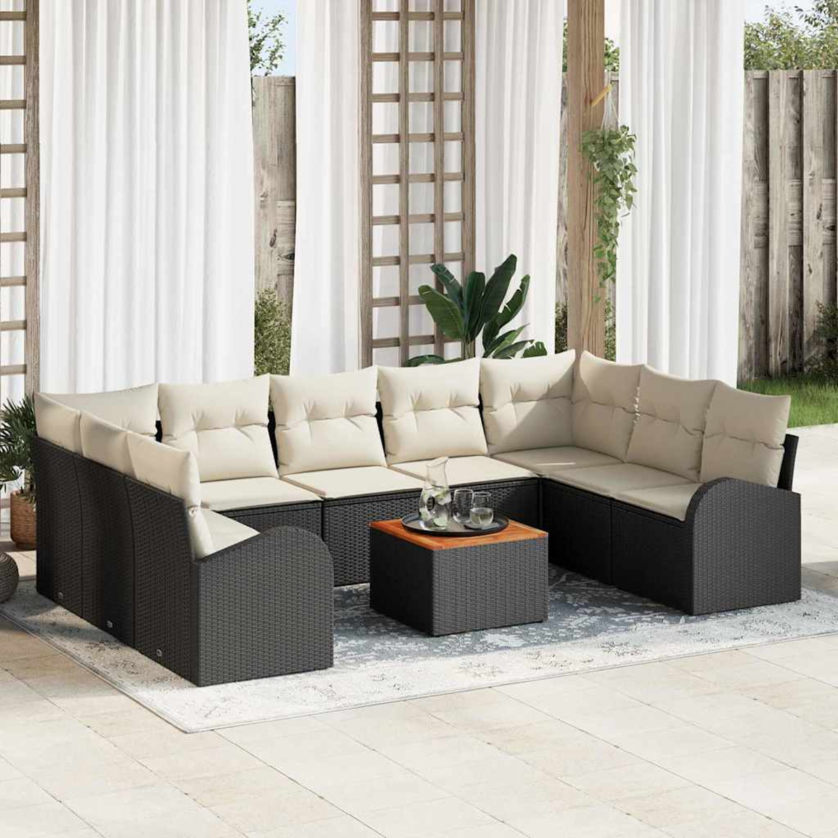 Outdoor-Ecksofa mit beigen Kissen. Ein quadratischer Couchtisch und ein gemusterter Teppich vervollständigen die Terrasse. Weiße Vorhänge im Hintergrund.