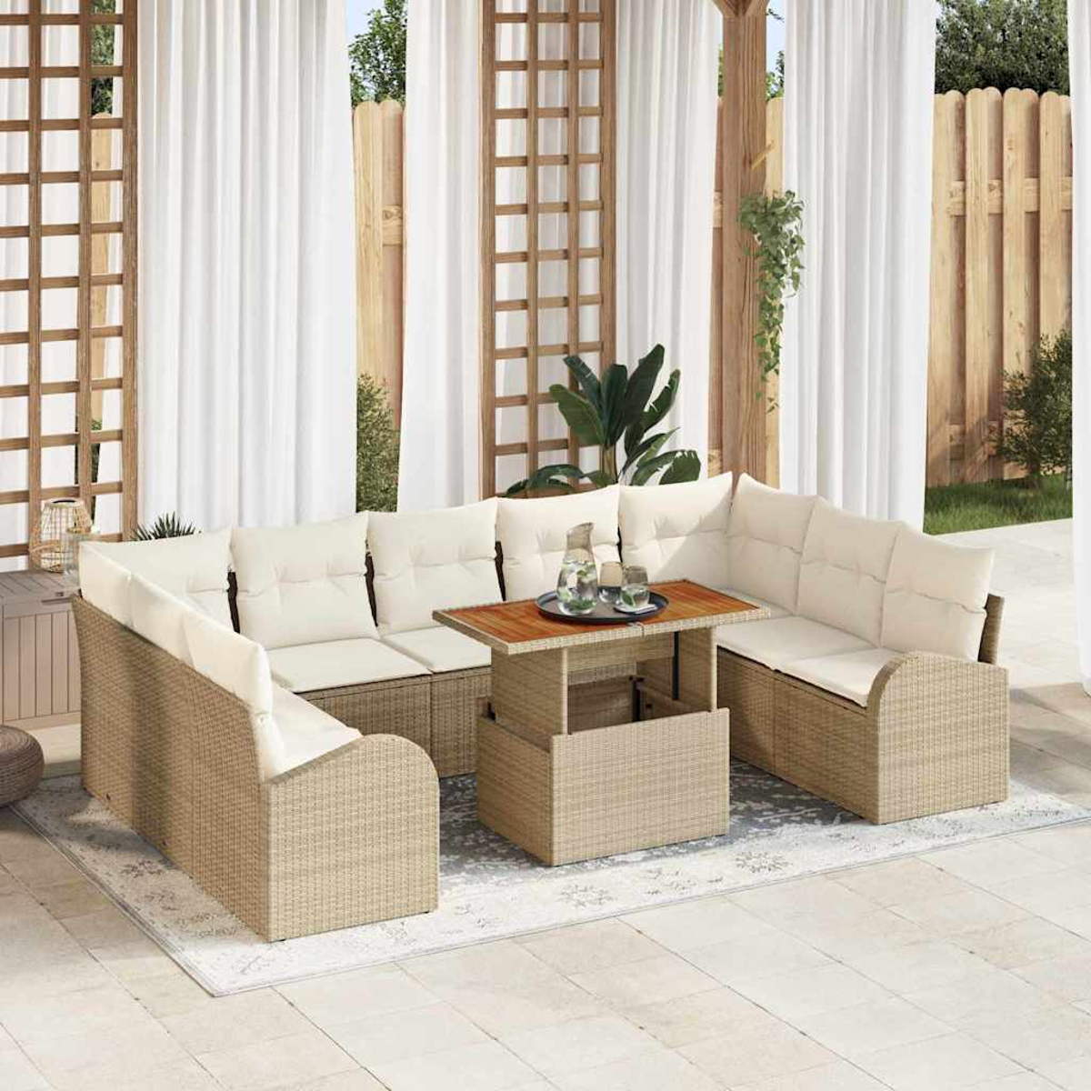 Outdoor-Sitzgruppe mit beigen Kissen, einem Holztisch und weißen Vorhängen im Hintergrund, die eine entspannte Atmosphäre schaffen.
