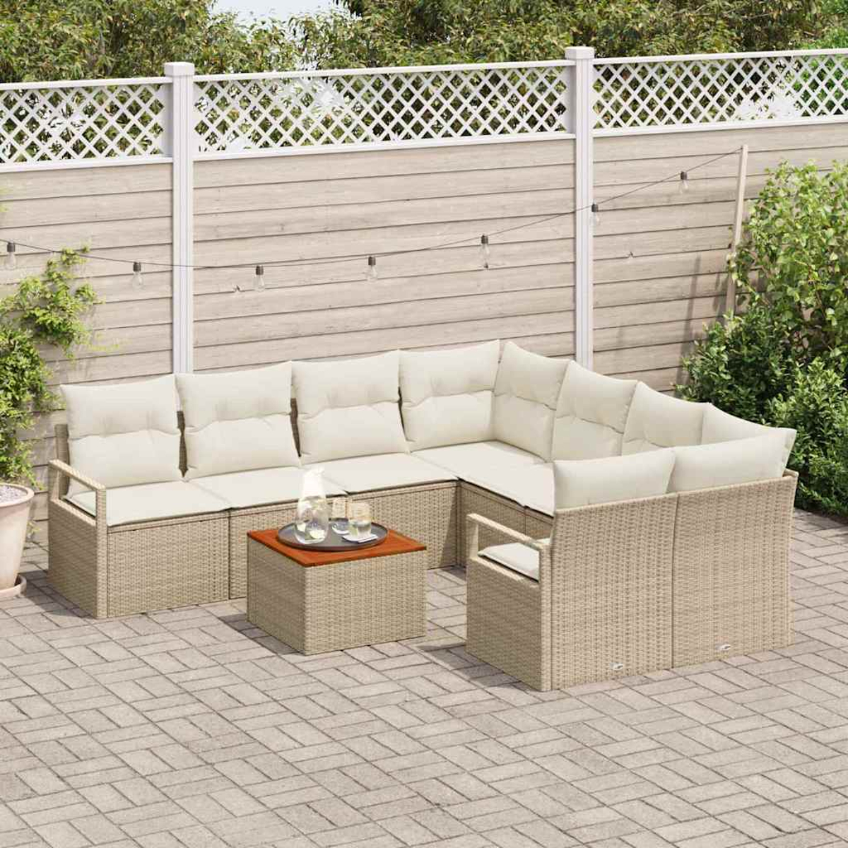 Garten-Terrassenset mit beigefarbenen Kissen und Rahmen im Wicker-Stil. Beinhaltet Sofateile und einen kleinen Tisch auf einer Backsteinterrasse.