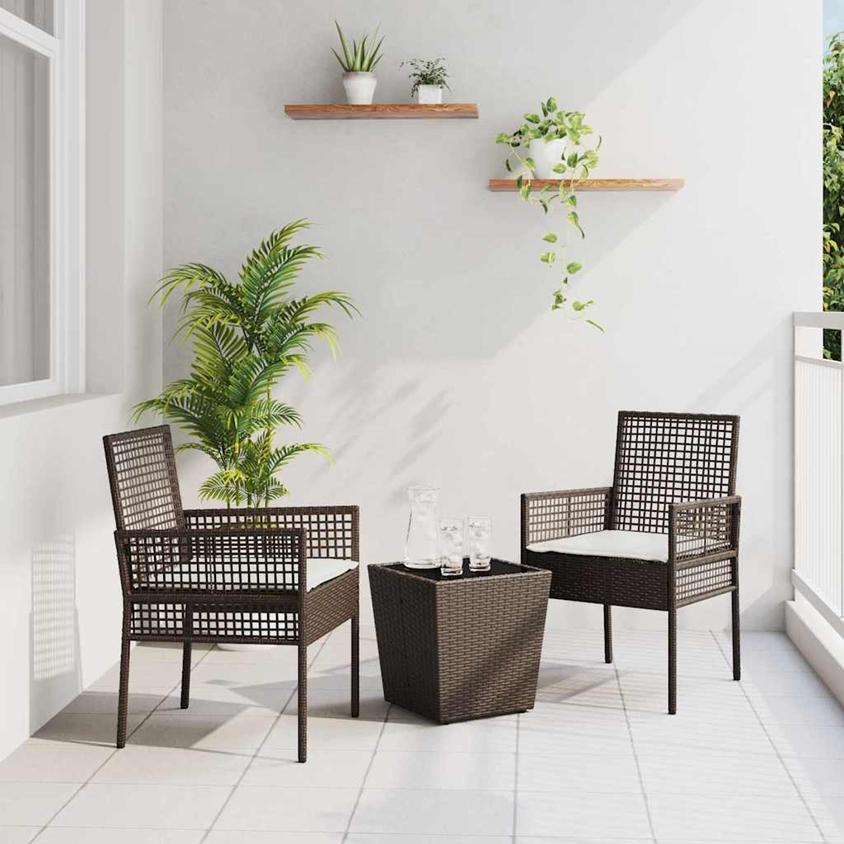 Escena de balcón con dos sillas marrones, una mesa pequeña y plantas. Paredes y suelo blancos. Dos estantes con plantas cuelgan de la pared.