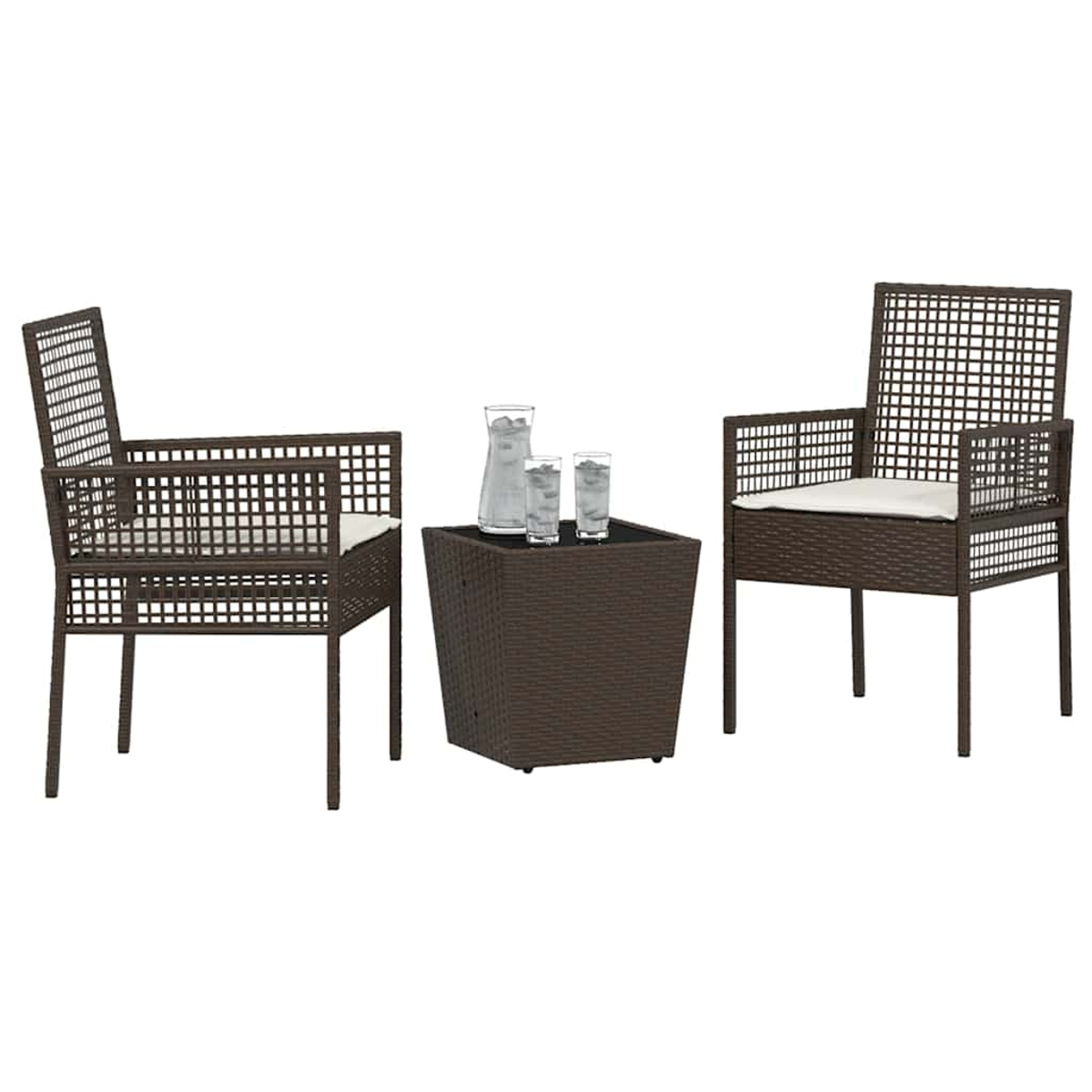Juego de muebles de exterior: dos sillas, una mesa pequeña y una jarra con vasos. Mimbre marrón y cojines blancos en las sillas.