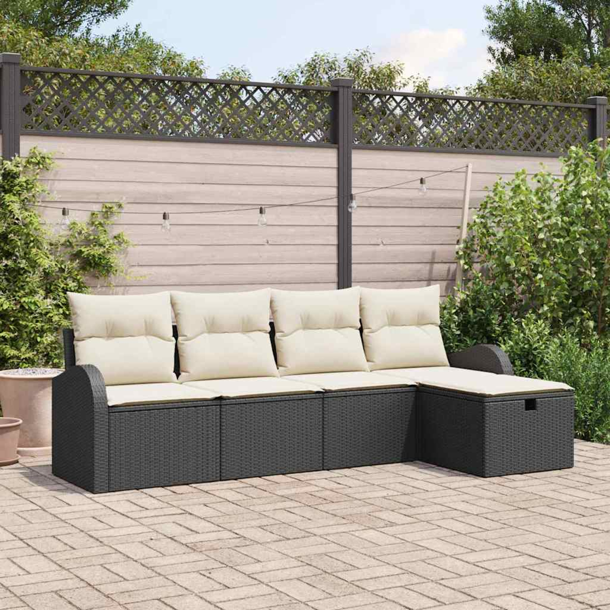 Outdoor-Ecksofa mit cremefarbenen Kissen auf einer Terrasse. Der Hintergrund umfasst einen Holzzaun, Pflanzen und dekorative Lichter.