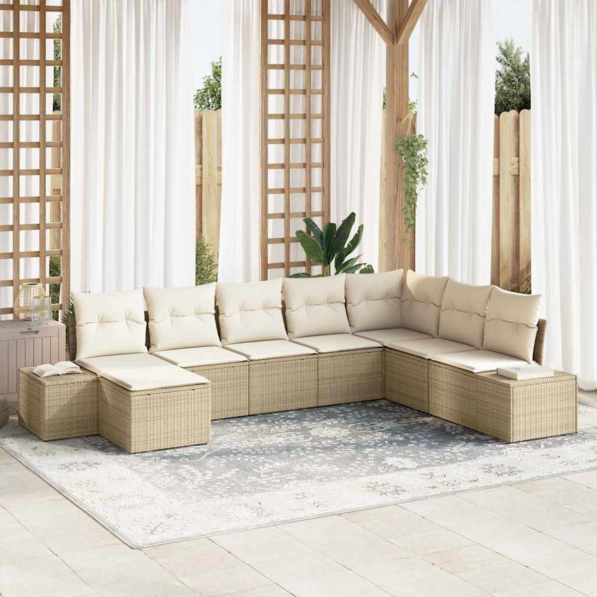 Gartensofa mit beigefarbenen Kissen und gewebter Basis auf einem Teppich. Weiße Vorhänge und Holzstruktur im Hintergrund.