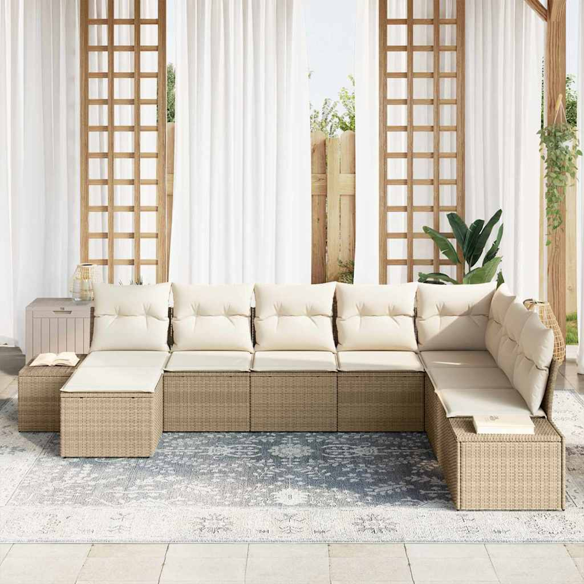 Ein Ecksofa im Freien mit cremefarbenen Kissen steht auf einem gemusterten Teppich. Weiße Vorhänge und Holzgitter befinden sich im Hintergrund.