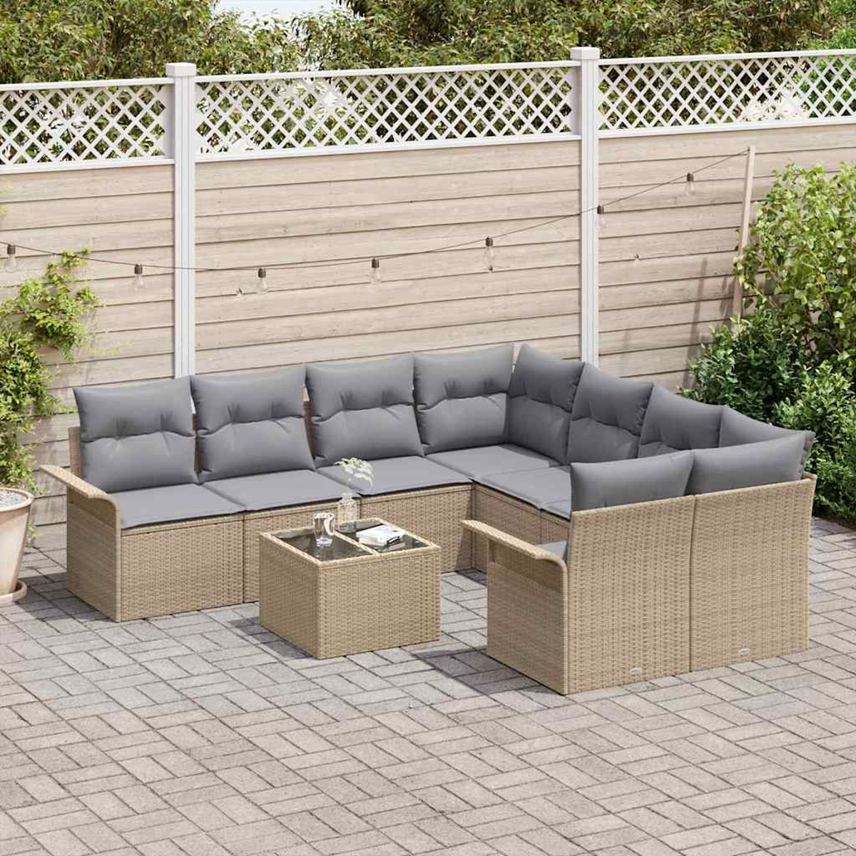 Garten-Ecksofa-Set mit grauen Kissen auf einer Terrasse. Ein kleiner Tisch steht davor. Ein weißer Zaun und Grün im Hintergrund.