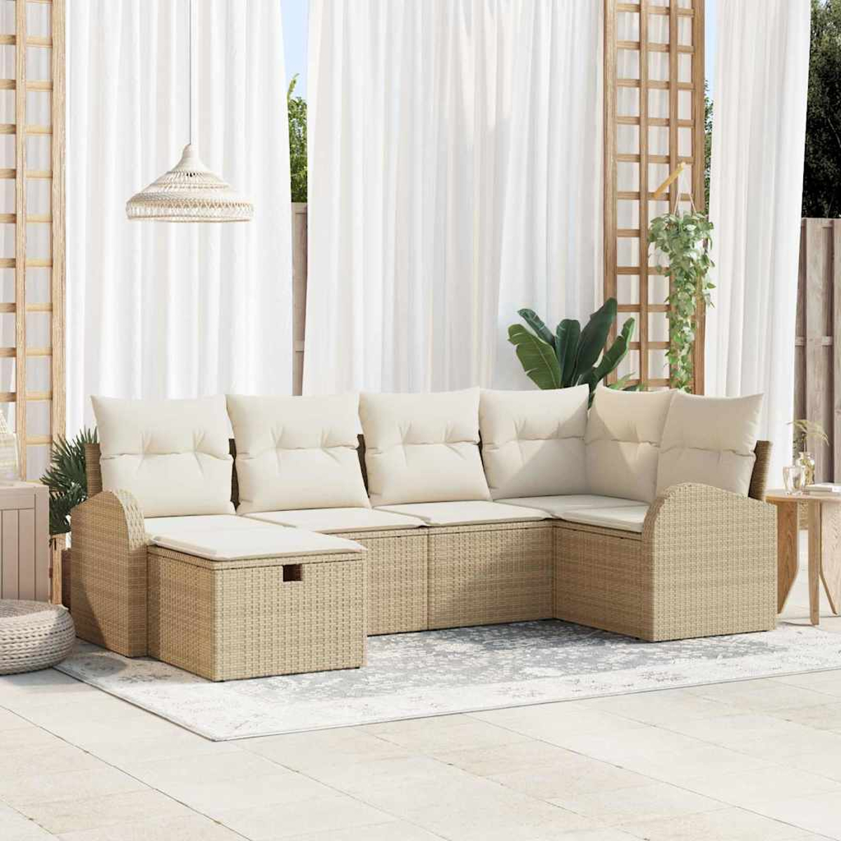 Ein Outdoor-Ecksofa mit cremefarbenen Kissen steht auf einem Teppich. Weiße Vorhänge und eine Hängelampe im Hintergrund.