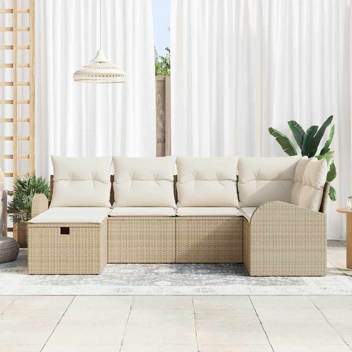 Outdoor-Ecksofa mit cremefarbenen Kissen. Weiße Vorhänge und eine gewebte Lampe hängen darüber. Pflanzen und ein Teppich auf der Terrasse.