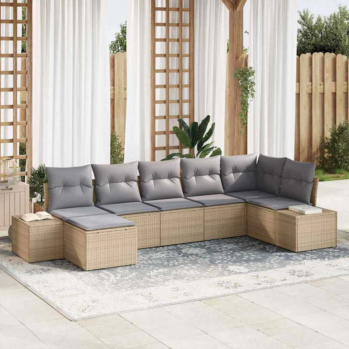 Outdoor-Ecksofa mit grauen Kissen. Unter dem Sofa liegt ein Teppich, und im Hintergrund befinden sich weiße Vorhänge.