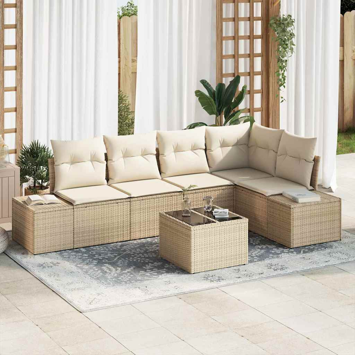 Geflochtenes Sofa mit cremefarbenen Kissen, Couchtisch und Teppich. Hintergrund: weiße Vorhänge und Holzgitter.