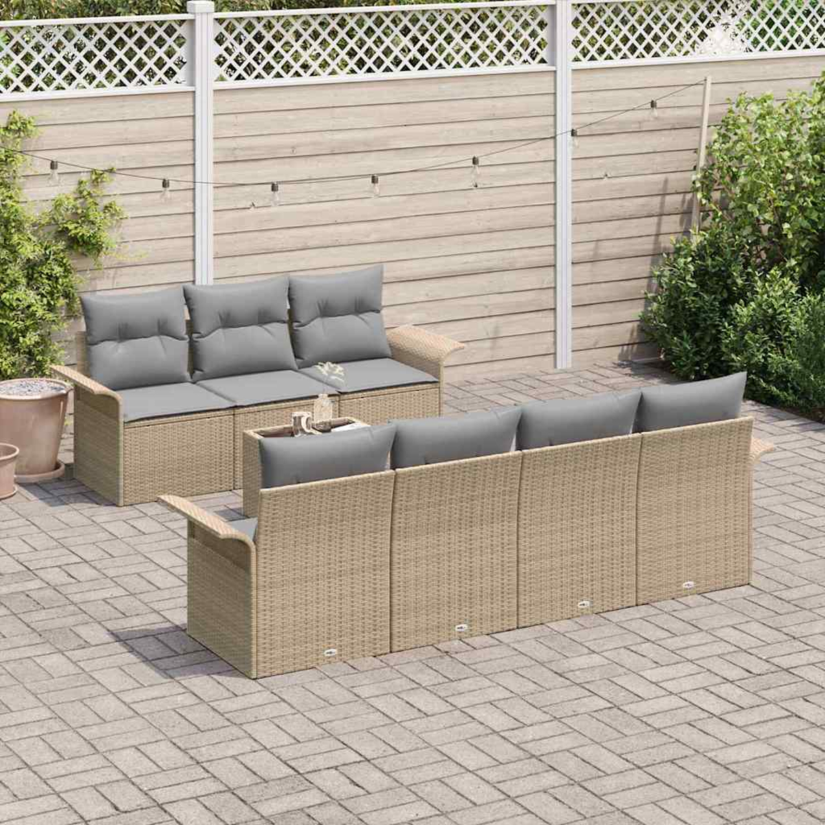 Eine Terrasse mit zwei geflochtenen Sofas mit grauen Kissen. Ein Holzzaun und Grünzeug sind im Hintergrund. Lichterketten sind gespannt.