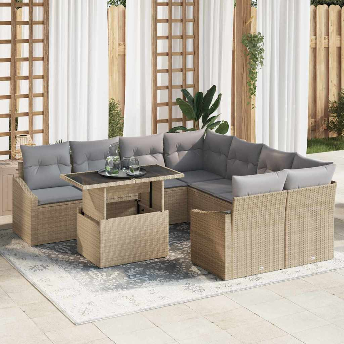 Ecksofa für den Außenbereich mit grauen Kissen und einem Couchtisch mit Glasplatte, auf einem Teppich. Weiße Vorhänge und Holzgitter.
