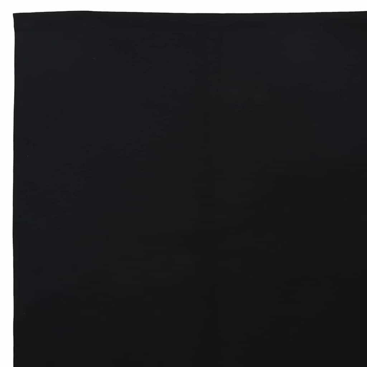 Primer plano de una tela negra, parcialmente visible. La tela ocupa la mayor parte del marco.