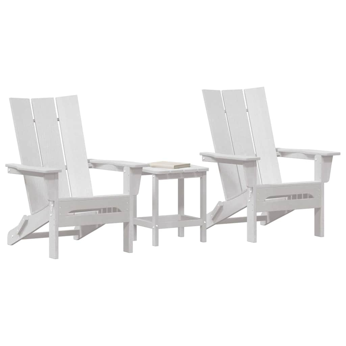 Zwei weiße Adirondack-Stühle und ein kleiner Tisch mit einem Buch darauf. Alle Objekte vor weißem Hintergrund.