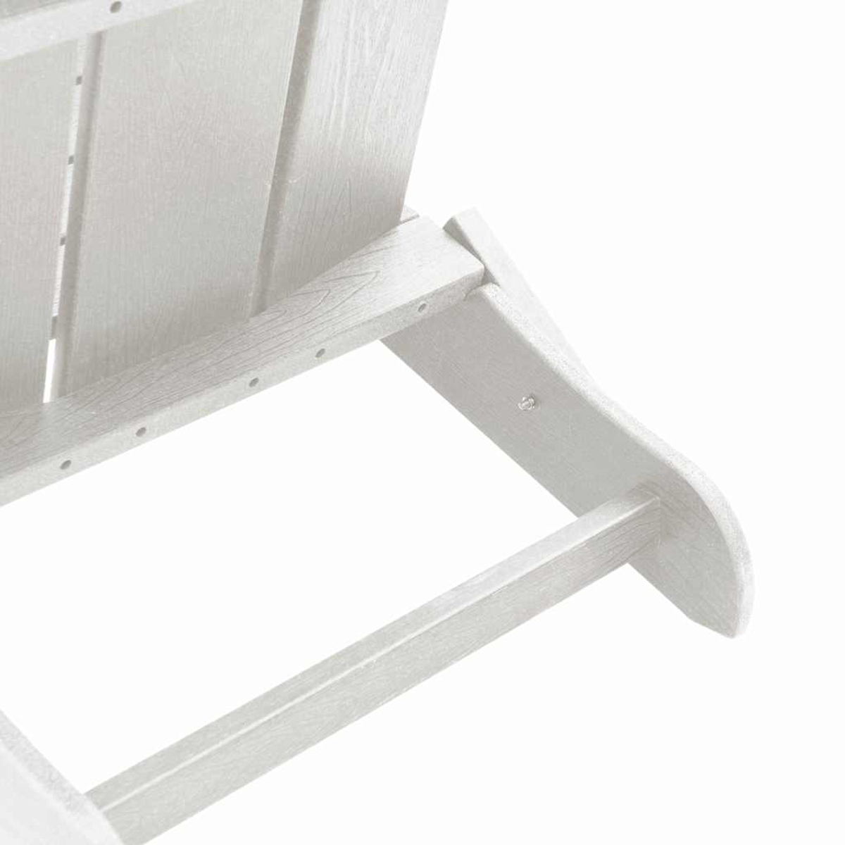 Nahaufnahme eines weißen Holzstuhls. Details umfassen die Rückenlehne, die Armlehne und die Stützbalken. Der Hintergrund ist weiß.