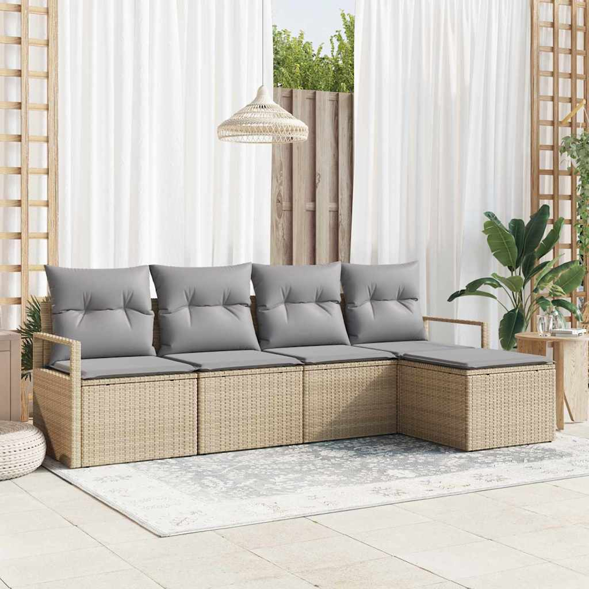 Outdoor-Rattan-Ecksofa mit grauen Kissen. Ein Teppich, Pflanzen und eine Hängelampe befinden sich im Hintergrund. Weiße Vorhänge sind ebenfalls vorhanden.