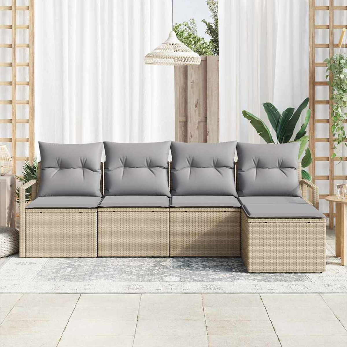 Beiges Outdoor-Sofa aus Korbgeflecht mit grauen Kissen. Weiße Vorhänge und eine gewebte Lampe im Hintergrund. Pflanzen und ein Holzgitter.