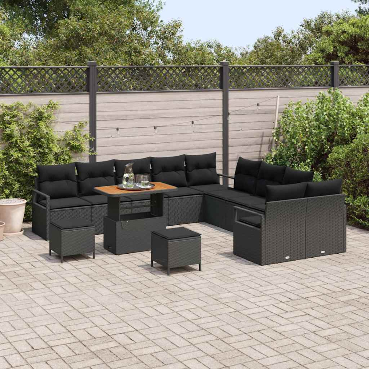 Garten-Terrassenset mit schwarzen Kissen und grauen Korbmöbeln, Holztisch, umgeben von Grün und einem hellgrauen Zaun.