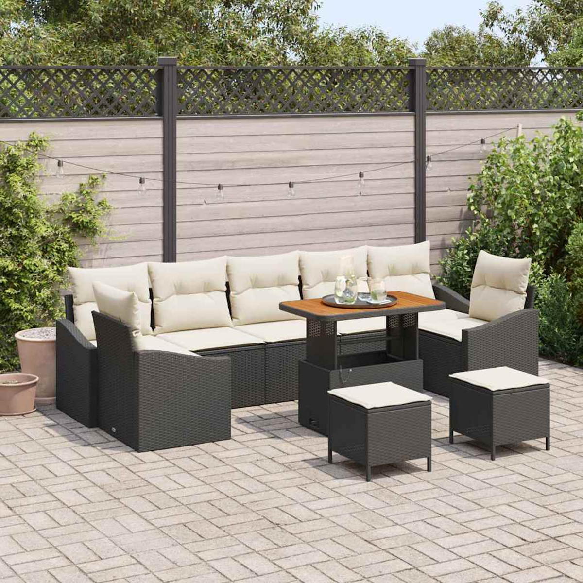 Garten-Terrassenset mit schwarzen Korbmöbeln, cremefarbenen Kissen und einem Holztisch. Die Szene spielt in einem Garten, mit einem Zaun im Hintergrund.