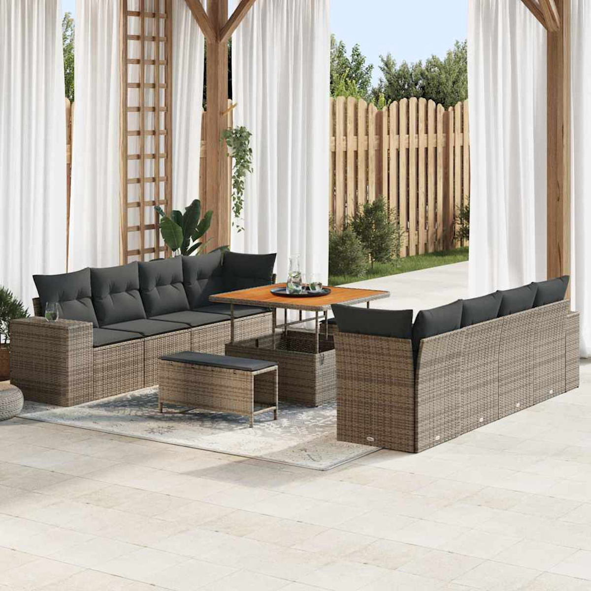 Outdoor-Sitzgruppe mit grauen Kissen. Enthält ein Sofa, zwei Stühle, eine Bank und einen Couchtisch auf einer Terrasse mit weißen Vorhängen.
