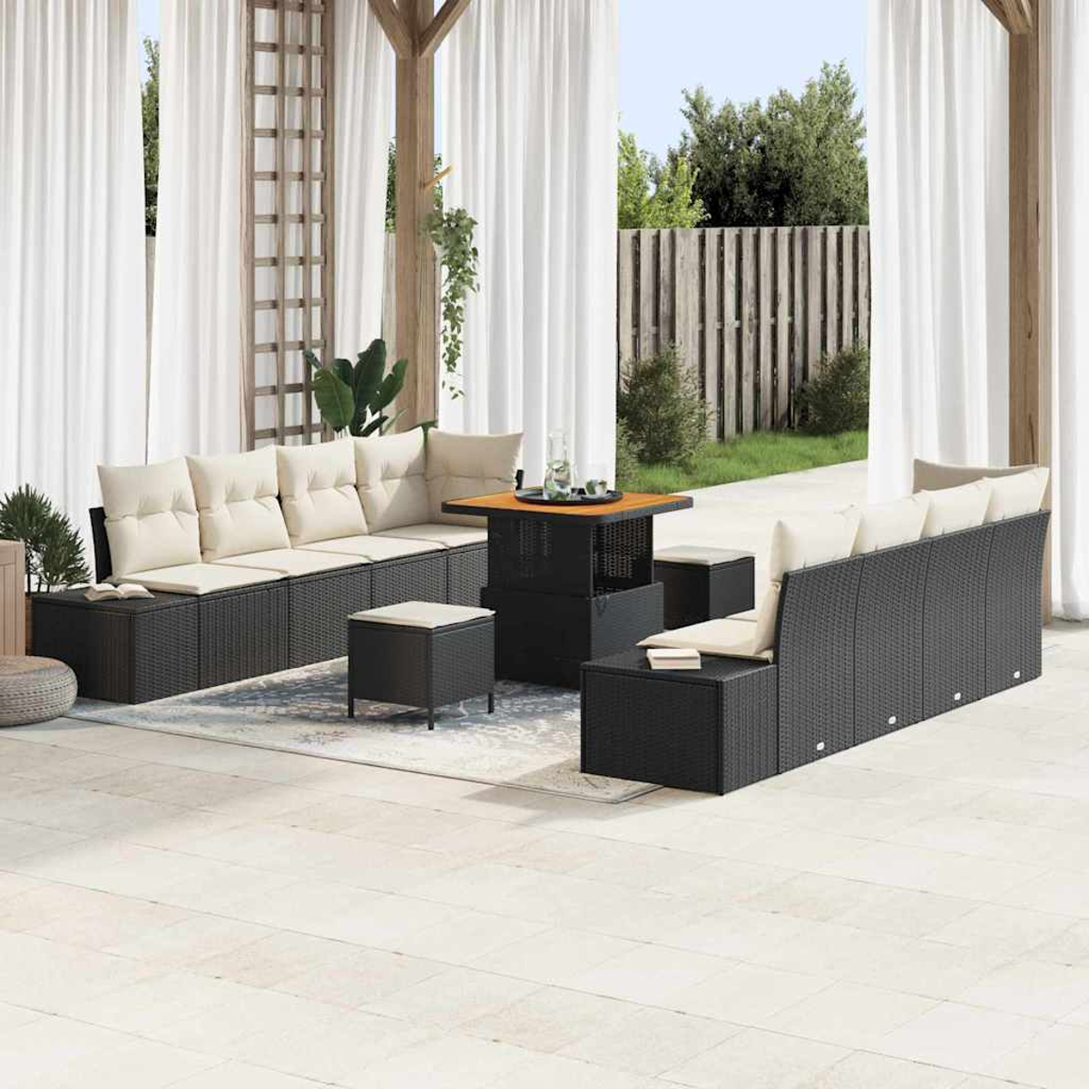 Terrassenset mit schwarzem Korbmöbeln, beigen Kissen und Holztisch unter weißen Vorhängen.