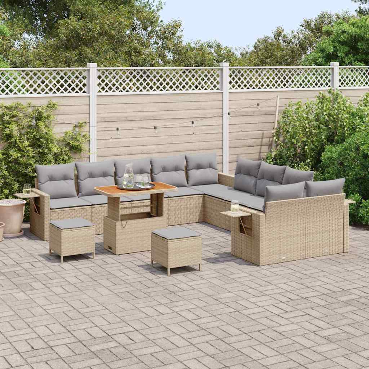 Ein Outdoor-Rattansofa-Set mit grauen Kissen und einem Holztisch, angeordnet auf einer Terrasse mit Zaun und Grün im Hintergrund.