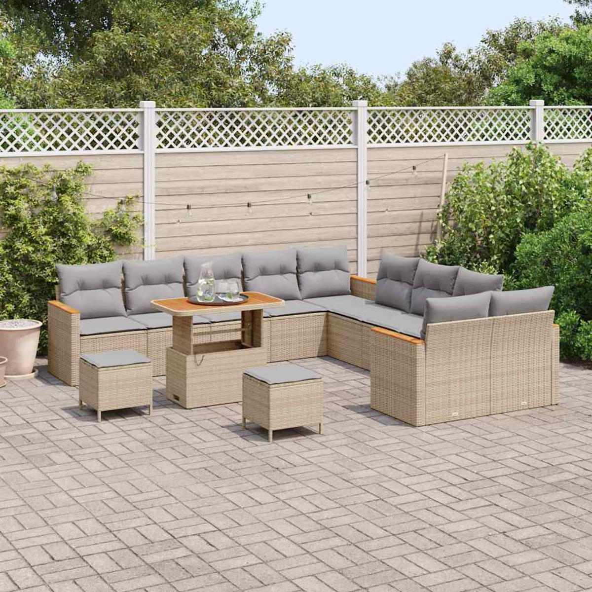 Outdoor-Terrassenset mit beigen Korbmöbeln und grauen Kissen. Enthält einen Couchtisch und zwei Ottomane. Auf einer Backsteinterrasse.