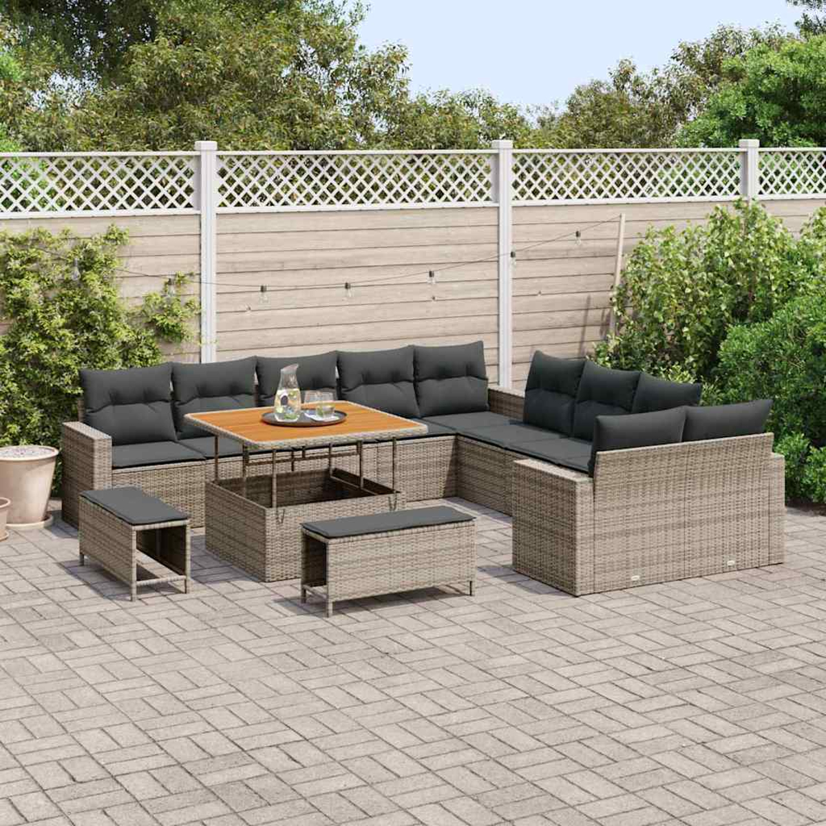 Terrassenset mit grauen Kissen. Enthält einen Tisch, ein Ecksofa und zwei Ottomanen auf einer gepflasterten Terrasse mit Zaun im Hintergrund.