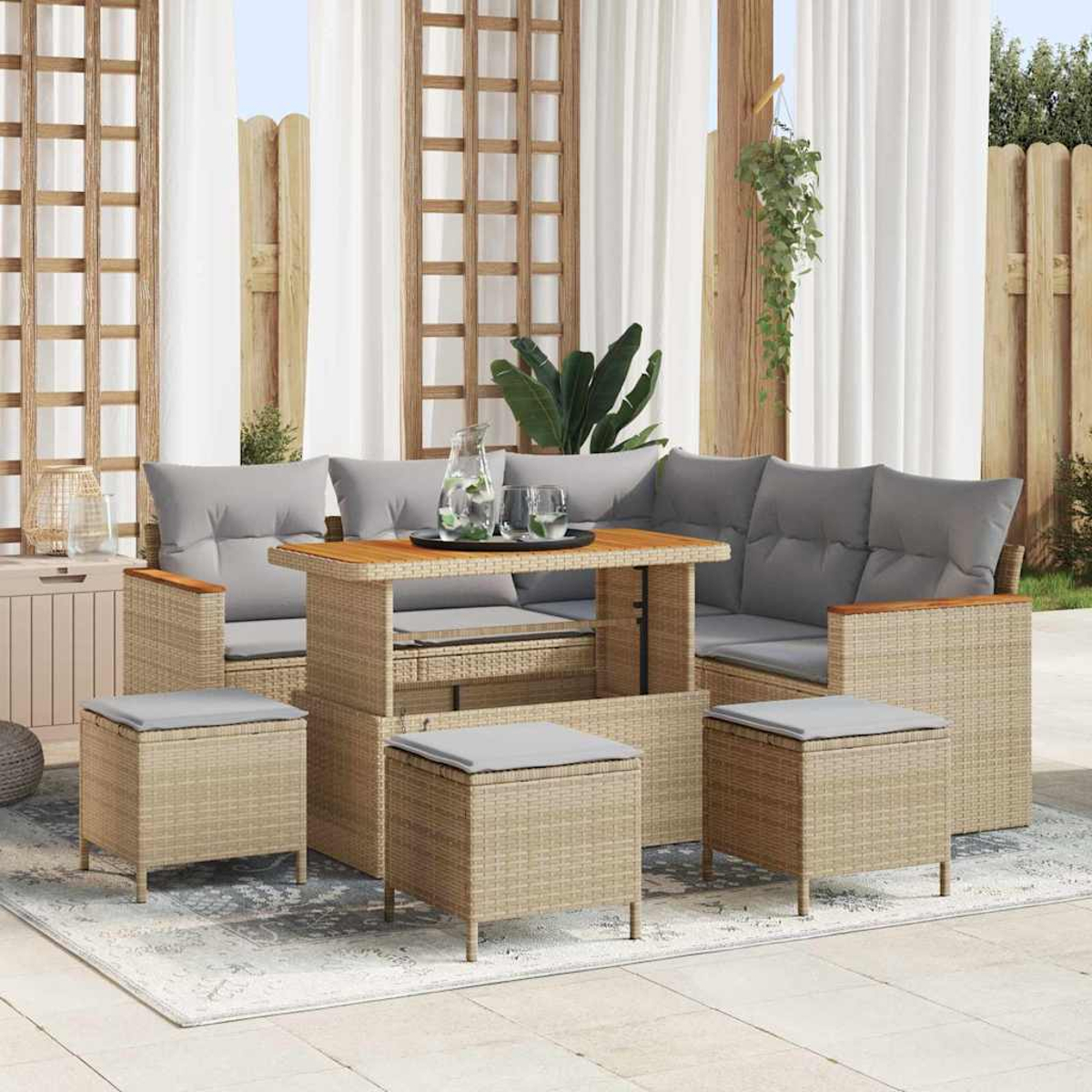 Gartenmöbel-Set aus Korbgeflecht mit grauen Kissen, Tisch und Hockern. Enthält ein Ecksofa, einen Tisch mit Tablett und drei Ottomanen.