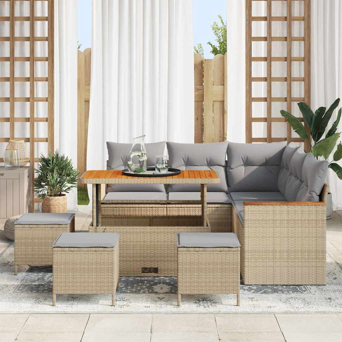 Gartenmöbel-Set aus Korbgeflecht mit grauen Kissen. Enthält einen Tisch mit Getränken, ein Ecksofa und drei Hocker auf einem gemusterten Teppich.