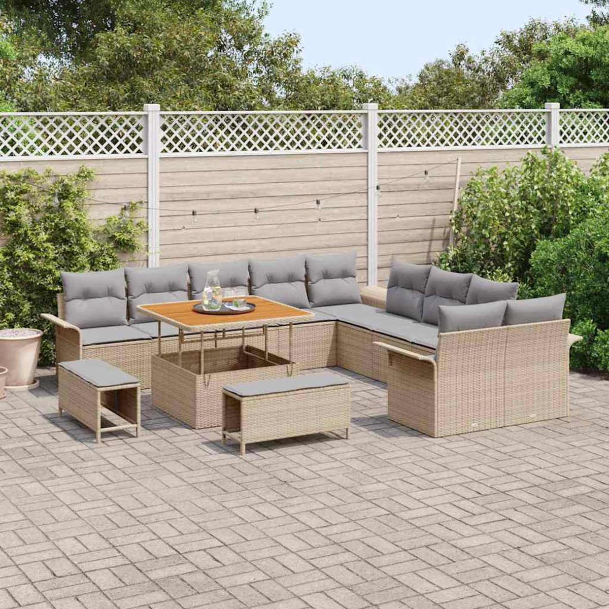 Garten-Terrassenset mit beigen Korbmöbeln, grauen Kissen und einem Tisch mit Hubfunktion auf einer Ziegelterrasse. Ein weißer Zaun und Grün im Hintergrund.