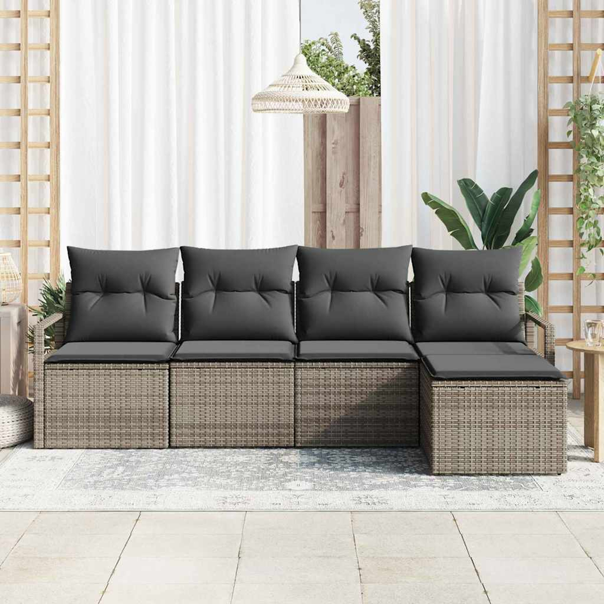 Outdoor-Ecksofa mit grauen Kissen. Weiße Vorhänge im Hintergrund. Dekorative Lampe hängt über dem Sofa.