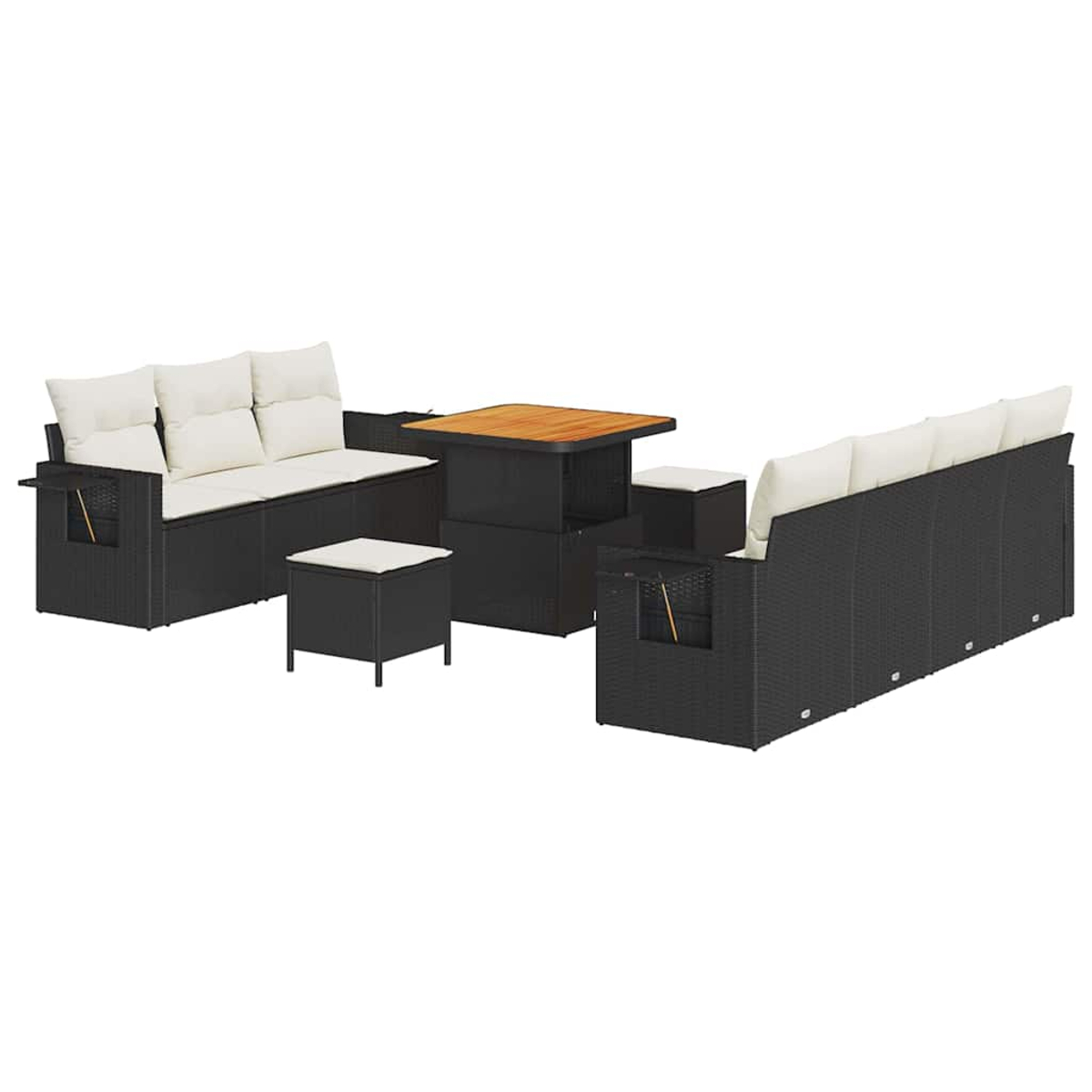 Set di mobili da esterno. Include due divani con cuscini bianchi, un tavolo con piano in legno e due pouf. Vimini nero.
