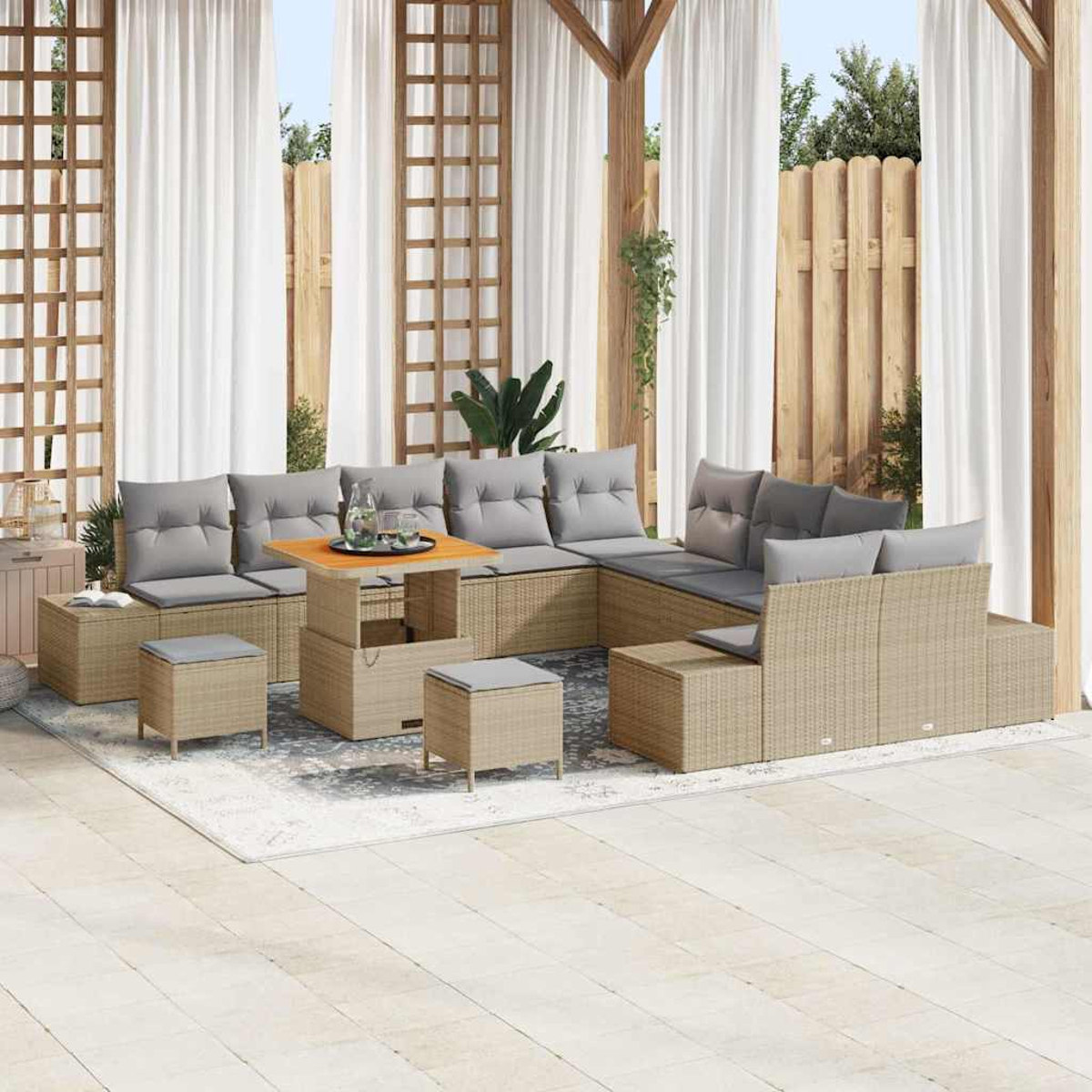 Outdoor-Korbmöbel-Set mit grauen Kissen. Enthält Sofas, Ottomanen und einen Tisch, auf einer Terrasse mit Vorhängen und Holzzaun.